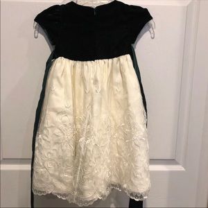 Little Girl’s Green & White CINDERELLA Dress
Sz 2/2T